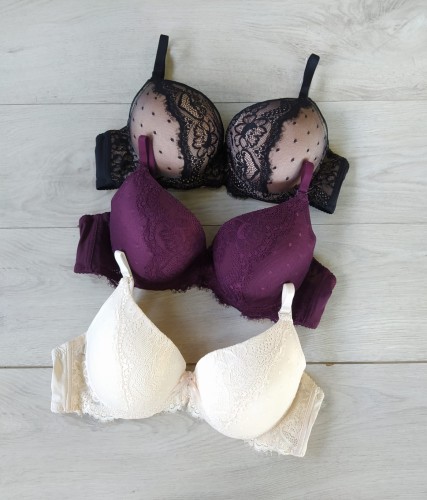 Mela biustonosz miseczka C ręka Adama push-up.jpg