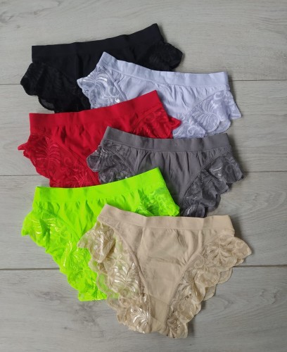 Lotta majtki z elementami koronki.jpeg