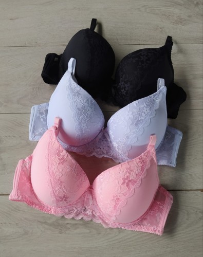 lucia biustonosz miseczka C push up ręka Adama 1.jpg